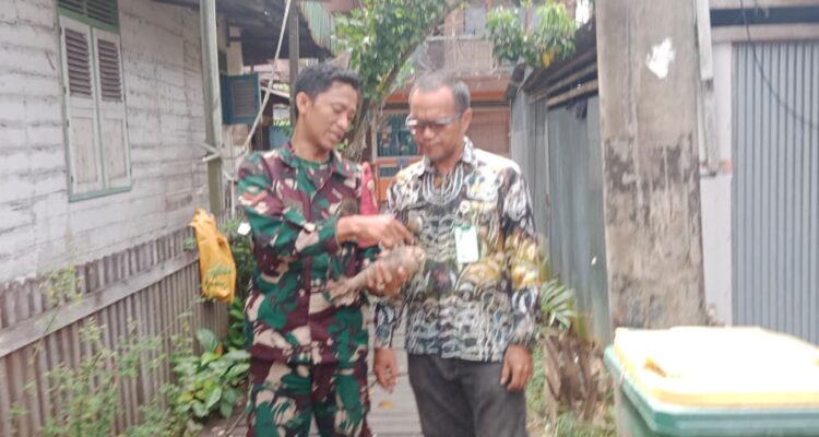 Doc. Anggota TNI saat melakukan pemeriksaan terhadap benda yang diduga mortir di sebuah rumah warga di kawasan Kampung Arab, Banjarmasin, guna memastikan kondisi dan tingkat keamanannya.