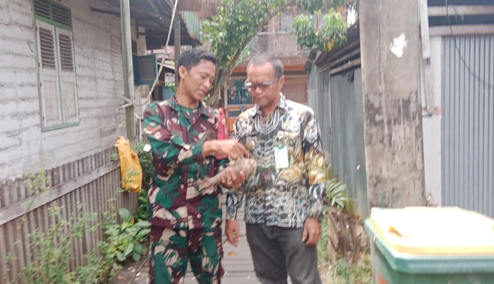 Doc. Anggota TNI saat melakukan pemeriksaan terhadap benda yang diduga mortir di sebuah rumah warga di kawasan Kampung Arab, Banjarmasin, guna memastikan kondisi dan tingkat keamanannya.