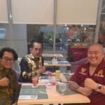 Doc. Suasana sesi diskusi antara Ketua Umum FERADI WPI Advokat Donny Andretti bersama peserta dan tim pendamping di restoran Hotel Midtown Residence Surabaya, dalam rangka mematangkan persiapan pelaksanaan sumpah advokat di Pengadilan Tinggi Surabaya.