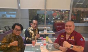 Doc. Suasana sesi diskusi antara Ketua Umum FERADI WPI Advokat Donny Andretti bersama peserta dan tim pendamping di restoran Hotel Midtown Residence Surabaya, dalam rangka mematangkan persiapan pelaksanaan sumpah advokat di Pengadilan Tinggi Surabaya.