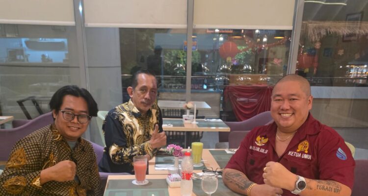 Doc. Suasana sesi diskusi antara Ketua Umum FERADI WPI Advokat Donny Andretti bersama peserta dan tim pendamping di restoran Hotel Midtown Residence Surabaya, dalam rangka mematangkan persiapan pelaksanaan sumpah advokat di Pengadilan Tinggi Surabaya.