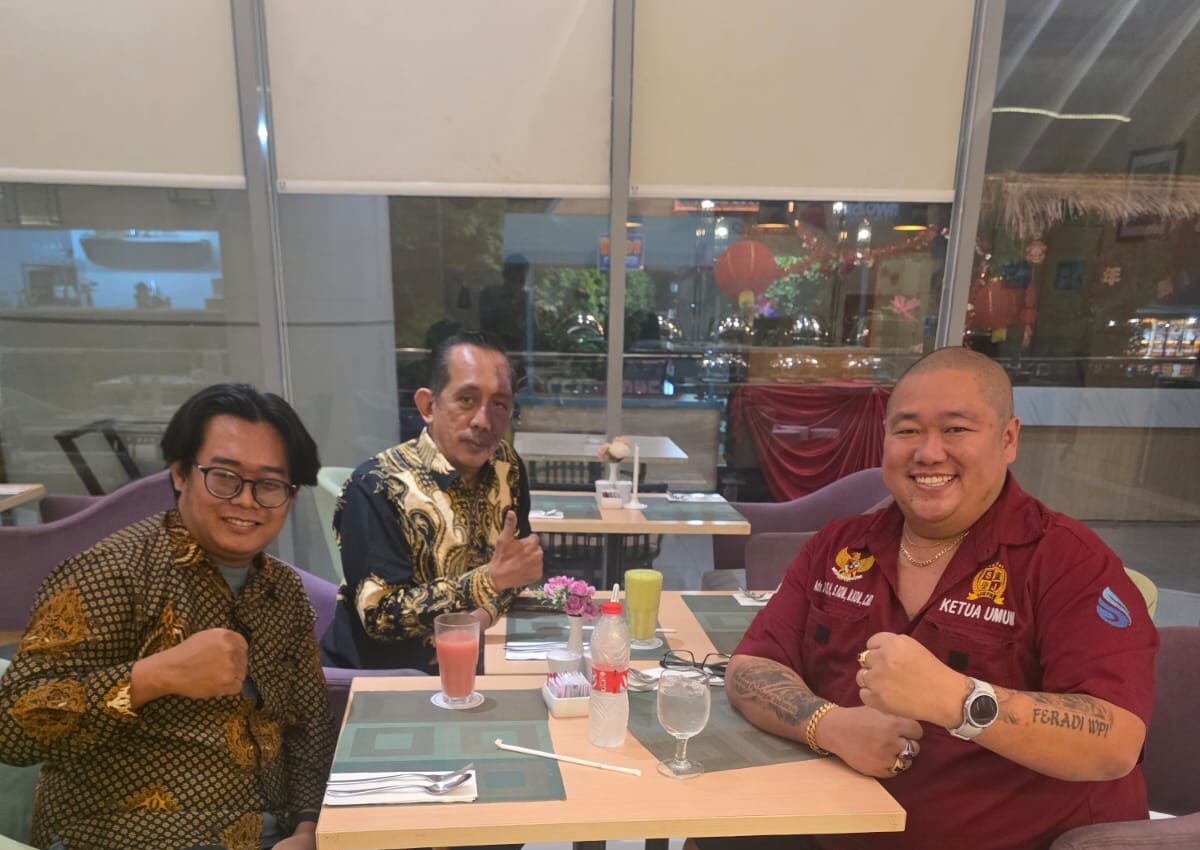 Doc. Suasana sesi diskusi antara Ketua Umum FERADI WPI Advokat Donny Andretti bersama peserta dan tim pendamping di restoran Hotel Midtown Residence Surabaya, dalam rangka mematangkan persiapan pelaksanaan sumpah advokat di Pengadilan Tinggi Surabaya.
