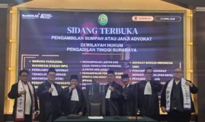 Doc. Para advokat FERADI WPI bersama jajaran pengurus berfoto bersama usai prosesi pengambilan sumpah advokat di Pengadilan Tinggi Surabaya, Jumat (17/4/2026).