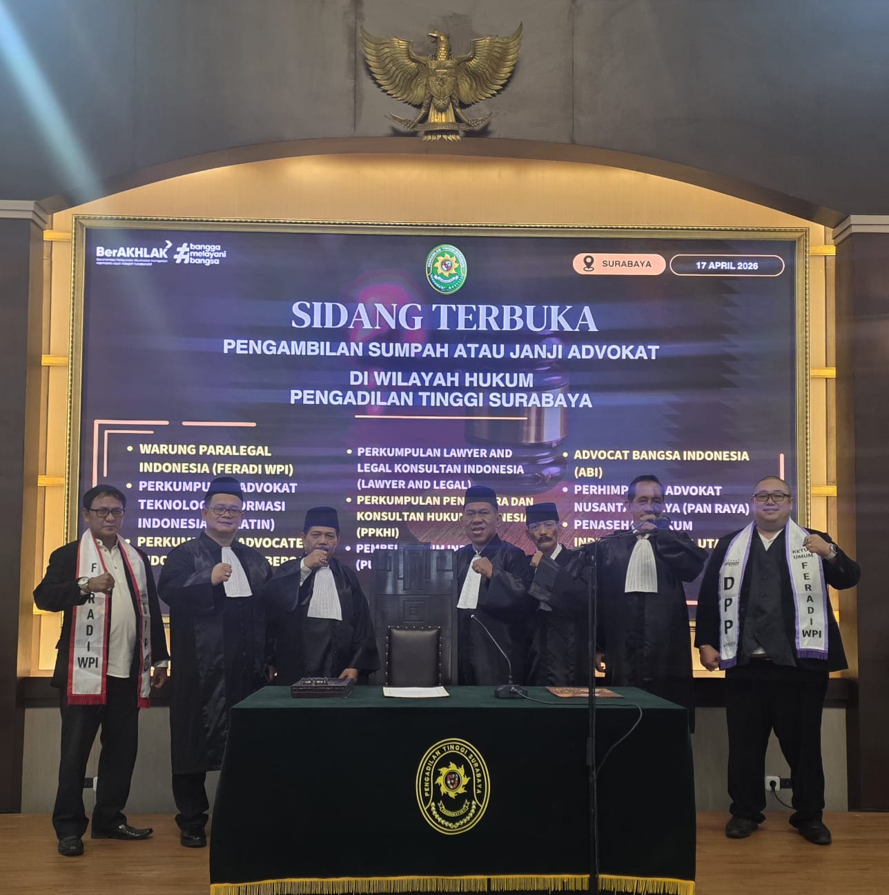 Doc. Para advokat FERADI WPI bersama jajaran pengurus berfoto bersama usai prosesi pengambilan sumpah advokat di Pengadilan Tinggi Surabaya, Jumat (17/4/2026).