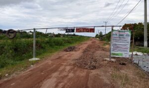 Doc. Kondisi portal yang terpasang di salah satu ruas jalan umum di wilayah Kabupaten Tulang Bawang, yang menjadi sorotan publik terkait legalitas dan mekanisme pengelolaannya.