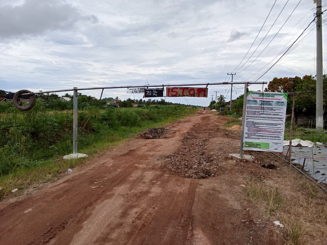 Doc. Kondisi portal yang terpasang di salah satu ruas jalan umum di wilayah Kabupaten Tulang Bawang, yang menjadi sorotan publik terkait legalitas dan mekanisme pengelolaannya.