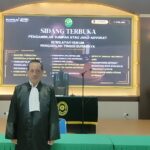 Doc. Yulianto Kiswocahyono usai mengikuti prosesi pengambilan sumpah advokat di Pengadilan Tinggi Surabaya, Jumat (17/4/2026), yang menandai dimulainya tanggung jawab profesinya sebagai advokat.