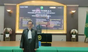 Doc. Yulianto Kiswocahyono usai mengikuti prosesi pengambilan sumpah advokat di Pengadilan Tinggi Surabaya, Jumat (17/4/2026), yang menandai dimulainya tanggung jawab profesinya sebagai advokat.