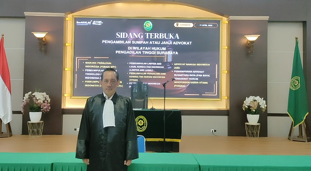 Doc. Yulianto Kiswocahyono usai mengikuti prosesi pengambilan sumpah advokat di Pengadilan Tinggi Surabaya, Jumat (17/4/2026), yang menandai dimulainya tanggung jawab profesinya sebagai advokat.