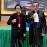 Doc. Yulianto Kiswocahyono usai menjalani prosesi pengambilan sumpah advokat di Pengadilan Tinggi Surabaya, Jumat (17/4/2026), sebagai penanda dimulainya peran profesional di bidang hukum.