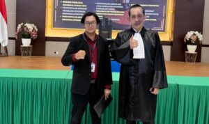 Doc. Yulianto Kiswocahyono usai menjalani prosesi pengambilan sumpah advokat di Pengadilan Tinggi Surabaya, Jumat (17/4/2026), sebagai penanda dimulainya peran profesional di bidang hukum.