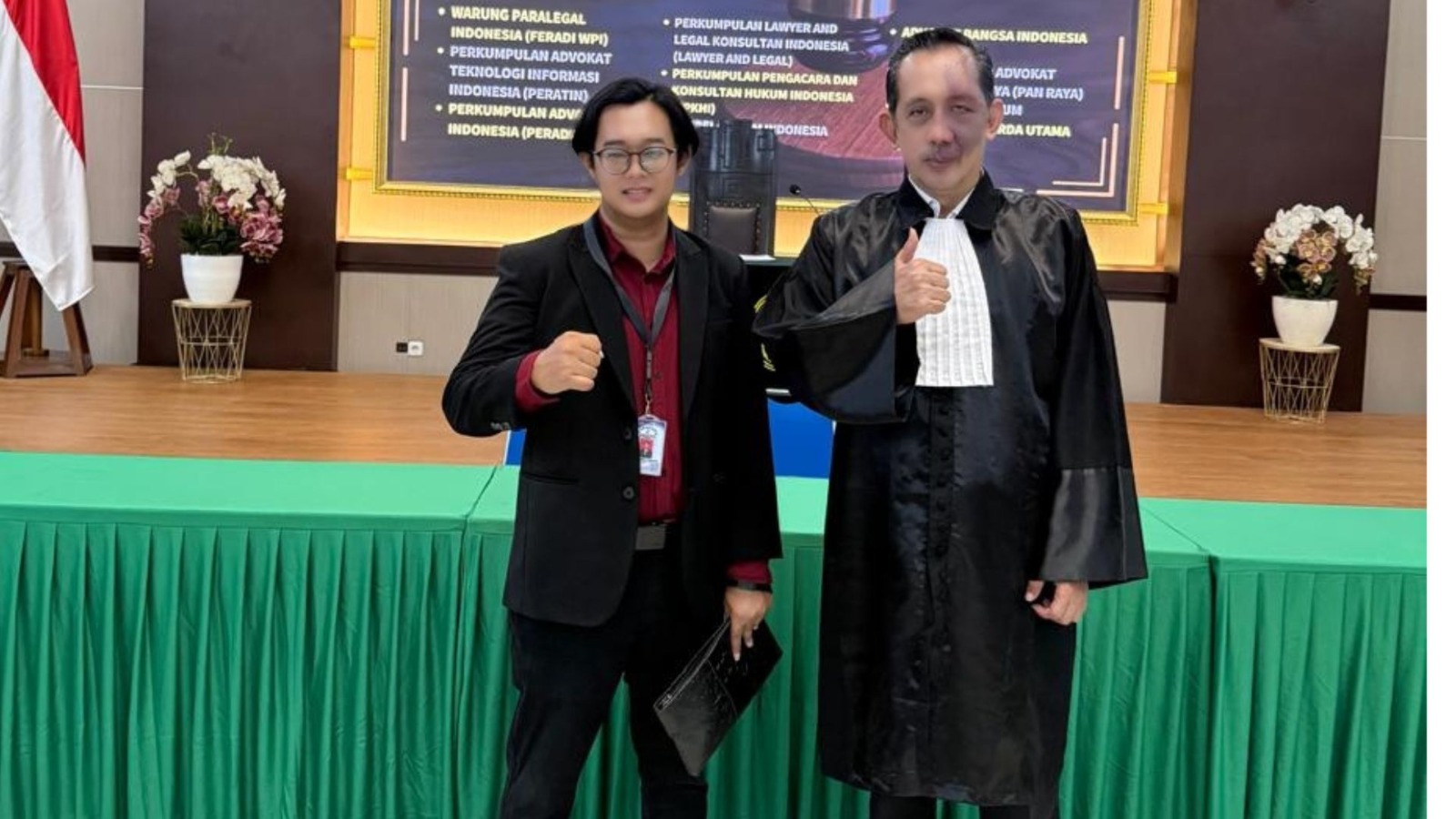 Doc. Yulianto Kiswocahyono usai menjalani prosesi pengambilan sumpah advokat di Pengadilan Tinggi Surabaya, Jumat (17/4/2026), sebagai penanda dimulainya peran profesional di bidang hukum.