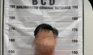 Doc. Terduga pelaku berinisial MH (18) saat menjalani pemeriksaan oleh penyidik di Polresta Banjarmasin. Wajah dalam foto disamarkan (blur) untuk melindungi identitas yang bersangkutan, mengingat proses hukum masih berlangsung serta sebagai bentuk penerapan asas praduga tak bersalah dan perlindungan hak privasi sesuai prinsip kode etik jurnalistik.