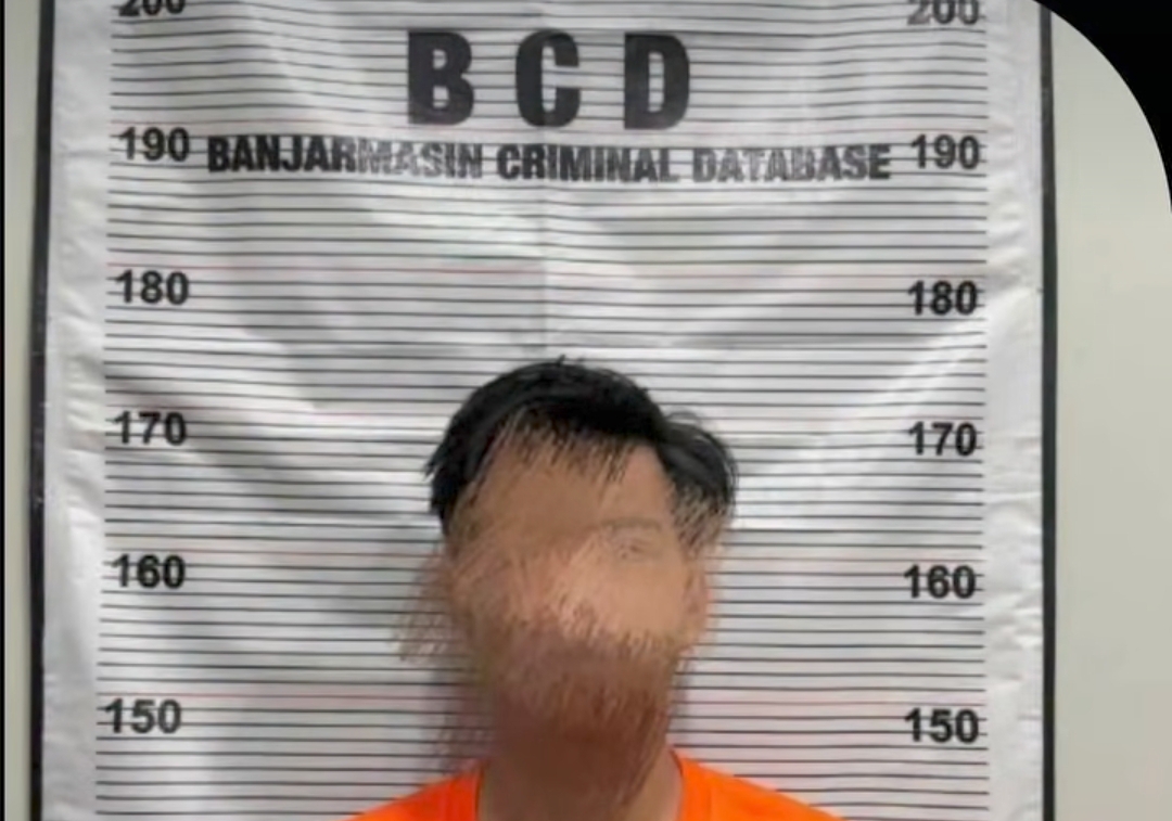 Doc. Terduga pelaku berinisial MH (18) saat menjalani pemeriksaan oleh penyidik di Polresta Banjarmasin. Wajah dalam foto disamarkan (blur) untuk melindungi identitas yang bersangkutan, mengingat proses hukum masih berlangsung serta sebagai bentuk penerapan asas praduga tak bersalah dan perlindungan hak privasi sesuai prinsip kode etik jurnalistik.