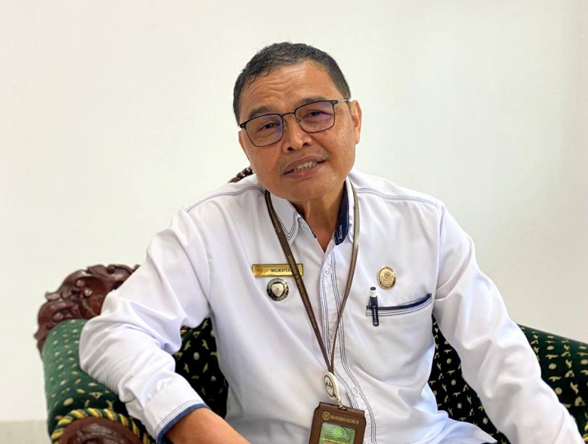Doc. Panitera Pengadilan Agama Kota Banjarmasin, Mukhyar, S.Ag., S.H., M.H., saat memberikan keterangan kepada awak media terkait rencana usulan penerapan sanksi administratif bagi ayah yang tidak memenuhi kewajiban nafkah anak pascaperceraian, di Kantor PA Banjarmasin.