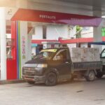 Doc. Aktivitas pengisian bahan bakar kendaraan di stasiun pengisian bahan bakar umum (SPBU), menggambarkan penyesuaian harga BBM non-subsidi yang berlaku secara nasional.