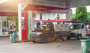 Doc. Aktivitas pengisian bahan bakar kendaraan di stasiun pengisian bahan bakar umum (SPBU), menggambarkan penyesuaian harga BBM non-subsidi yang berlaku secara nasional.