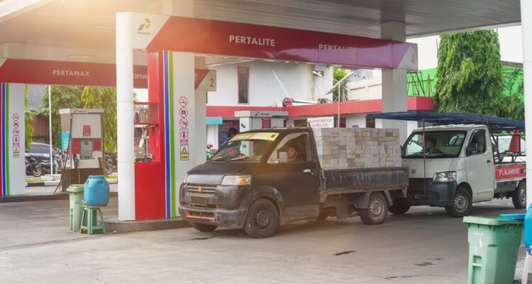 Doc. Aktivitas pengisian bahan bakar kendaraan di stasiun pengisian bahan bakar umum (SPBU), menggambarkan penyesuaian harga BBM non-subsidi yang berlaku secara nasional.