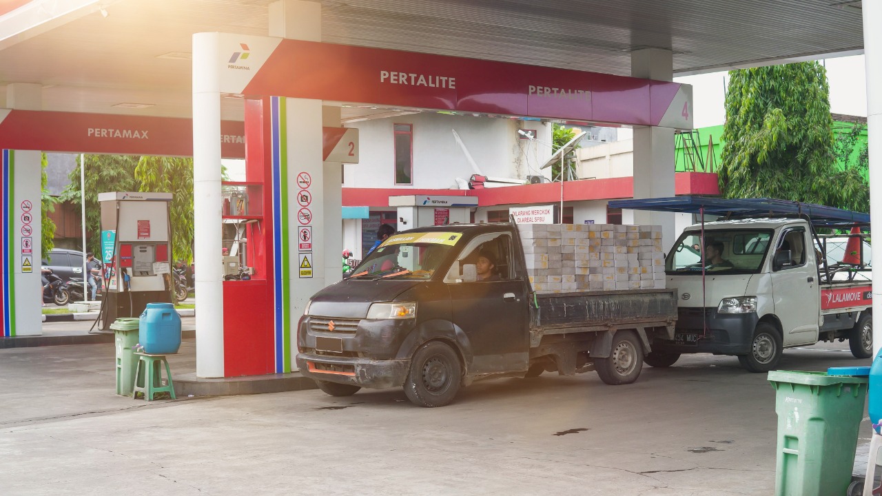 Doc. Aktivitas pengisian bahan bakar kendaraan di stasiun pengisian bahan bakar umum (SPBU), menggambarkan penyesuaian harga BBM non-subsidi yang berlaku secara nasional.