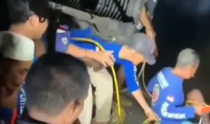 Doc. Tim SAR gabungan bersama relawan melakukan upaya pencarian terhadap korban yang dilaporkan tenggelam di Sungai Martapura, Banjarmasin, Sabtu (18/4/2026) malam, dengan menyisir aliran sungai di sekitar lokasi kejadian.