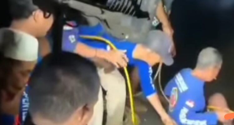 Doc. Tim SAR gabungan bersama relawan melakukan upaya pencarian terhadap korban yang dilaporkan tenggelam di Sungai Martapura, Banjarmasin, Sabtu (18/4/2026) malam, dengan menyisir aliran sungai di sekitar lokasi kejadian.