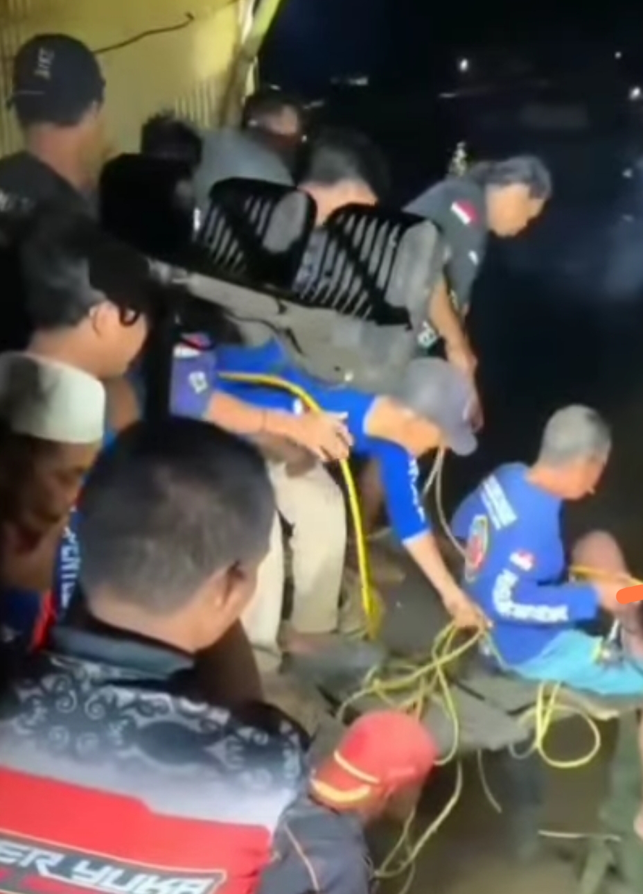 Doc. Tim SAR gabungan bersama relawan melakukan upaya pencarian terhadap korban yang dilaporkan tenggelam di Sungai Martapura, Banjarmasin, Sabtu (18/4/2026) malam, dengan menyisir aliran sungai di sekitar lokasi kejadian.