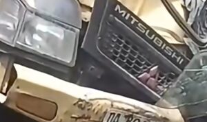 Doc. Kondisi kendaraan yang terlibat kecelakaan lalu lintas di Jalan Ir. Pangeran Muhammad Noor, Banjarmasin, Minggu (19/4/2026), usai insiden yang mengakibatkan pengendara sepeda motor mengalami luka-luka.