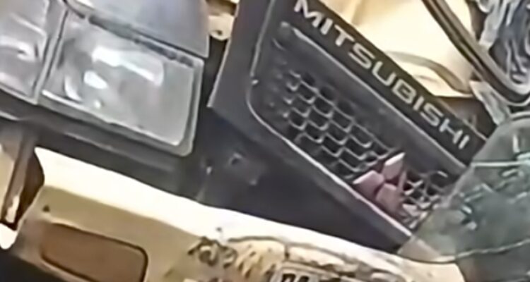 Doc. Kondisi kendaraan yang terlibat kecelakaan lalu lintas di Jalan Ir. Pangeran Muhammad Noor, Banjarmasin, Minggu (19/4/2026), usai insiden yang mengakibatkan pengendara sepeda motor mengalami luka-luka.