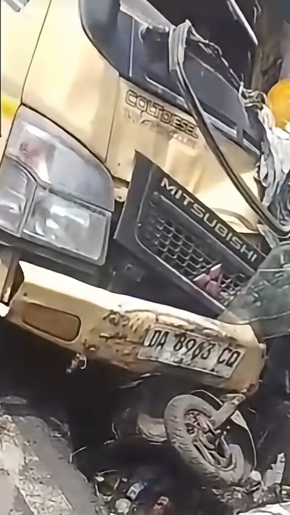 Doc. Kondisi kendaraan yang terlibat kecelakaan lalu lintas di Jalan Ir. Pangeran Muhammad Noor, Banjarmasin, Minggu (19/4/2026), usai insiden yang mengakibatkan pengendara sepeda motor mengalami luka-luka.