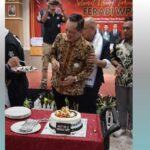 Doc. Advokat Yulianto Kiswocahyono turut mengikuti prosesi pemotongan kue ulang tahun dalam rangka peringatan HUT ke-2 FERADI WPI di Hall Trizz Hotel, Semarang, Sabtu (18/4/2026).
