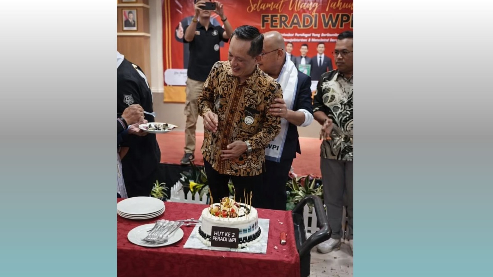 Doc. Advokat Yulianto Kiswocahyono turut mengikuti prosesi pemotongan kue ulang tahun dalam rangka peringatan HUT ke-2 FERADI WPI di Hall Trizz Hotel, Semarang, Sabtu (18/4/2026).