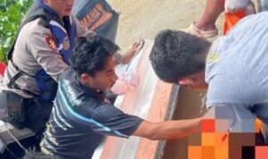 Doc. Petugas gabungan saat melakukan proses evakuasi korban yang ditemukan di aliran Sungai Martapura, Banjarmasin, Senin (20/4/2026).