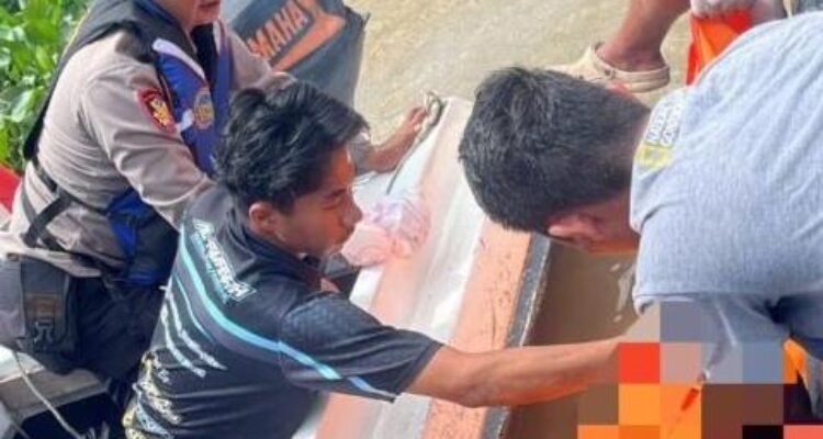 Doc. Petugas gabungan saat melakukan proses evakuasi korban yang ditemukan di aliran Sungai Martapura, Banjarmasin, Senin (20/4/2026).