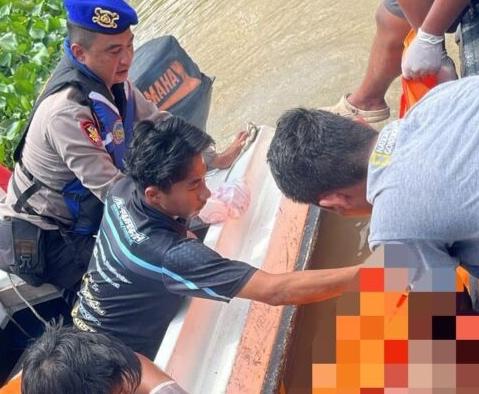 Doc. Petugas gabungan saat melakukan proses evakuasi korban yang ditemukan di aliran Sungai Martapura, Banjarmasin, Senin (20/4/2026).