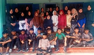 Doc. Guru dan siswa SD Negeri 01 Kendalsari berfoto bersama usai mengikuti rangkaian kegiatan peringatan Hari Kartini, Selasa (21/4/2026).