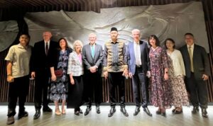 Doc. H. Gugun Gumilar bersama perwakilan Elders Sisters dari Latter Day Saint Church berfoto bersama usai pertemuan lintas iman di Masjid Istiqlal, Jakarta, Selasa (21/4/2026).