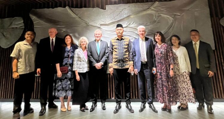 Doc. H. Gugun Gumilar bersama perwakilan Elders Sisters dari Latter Day Saint Church berfoto bersama usai pertemuan lintas iman di Masjid Istiqlal, Jakarta, Selasa (21/4/2026).