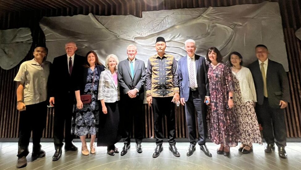 Doc. H. Gugun Gumilar bersama perwakilan Elders Sisters dari Latter Day Saint Church berfoto bersama usai pertemuan lintas iman di Masjid Istiqlal, Jakarta, Selasa (21/4/2026).