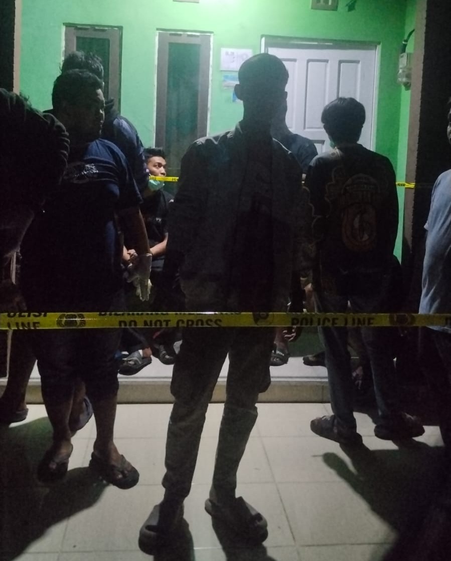 Doc. Kondisi kediaman korban di Komplek Griya Permata Ujung, Handil Bakti, Kabupaten Barito Kuala, yang telah dipasangi garis polisi oleh petugas untuk kepentingan penyelidikan, Selasa (21/4/2026).