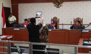 Doc. Suasana persidangan kasus dugaan pembunuhan di Pengadilan Negeri Banjarmasin saat majelis hakim mendengarkan keterangan saksi ahli forensik, Selasa (21/4/2026).