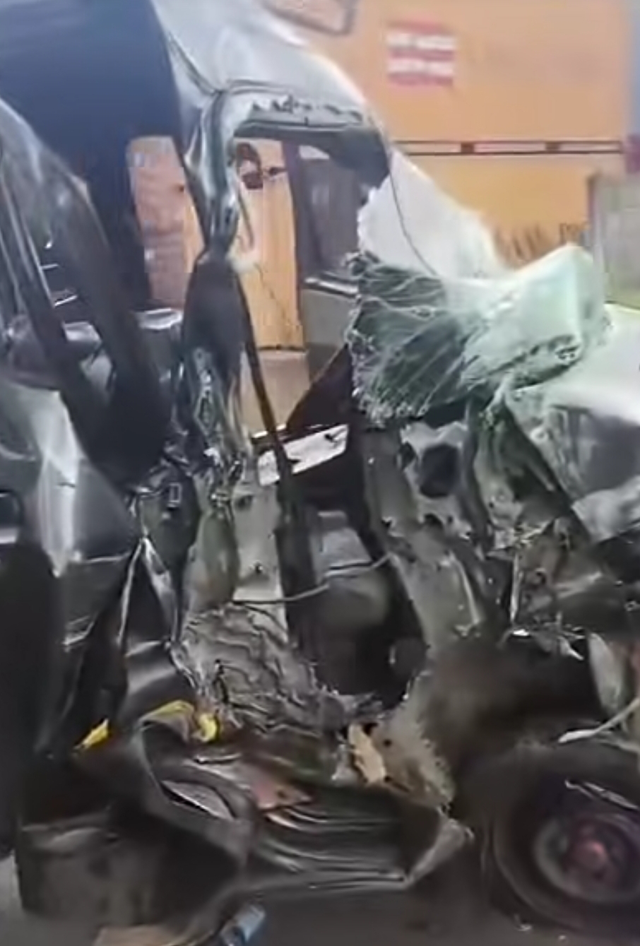 Doc. Kondisi kendaraan pick up dan truk yang mengalami kerusakan akibat kecelakaan di kawasan Jalan Lumba-Lumba, Pelabuhan Trisakti, Banjarmasin, Selasa (21/4/2026).