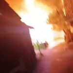 Doc. Kobaran api terlihat membesar saat melahap sebuah rumah di kawasan Jalan Lingkar Basirih, Gang Flamboyan 3, Banjarmasin Selatan, pada dini hari Rabu (22/4/2026).