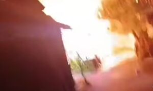 Doc. Kobaran api terlihat membesar saat melahap sebuah rumah di kawasan Jalan Lingkar Basirih, Gang Flamboyan 3, Banjarmasin Selatan, pada dini hari Rabu (22/4/2026).