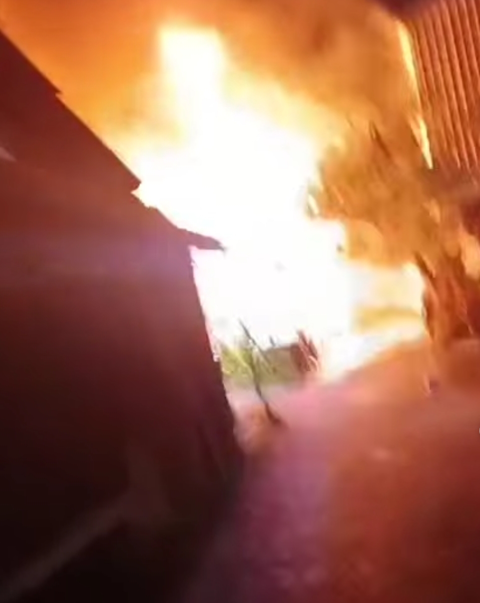 Doc. Kobaran api terlihat membesar saat melahap sebuah rumah di kawasan Jalan Lingkar Basirih, Gang Flamboyan 3, Banjarmasin Selatan, pada dini hari Rabu (22/4/2026).