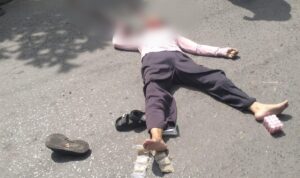 Doc. Korban terlihat tergeletak di badan jalan usai kecelakaan lalu lintas di simpang empat Sungai Andai, Banjarmasin Utara, Rabu (22/4/2026), sebelum proses evakuasi dilakukan oleh petugas.