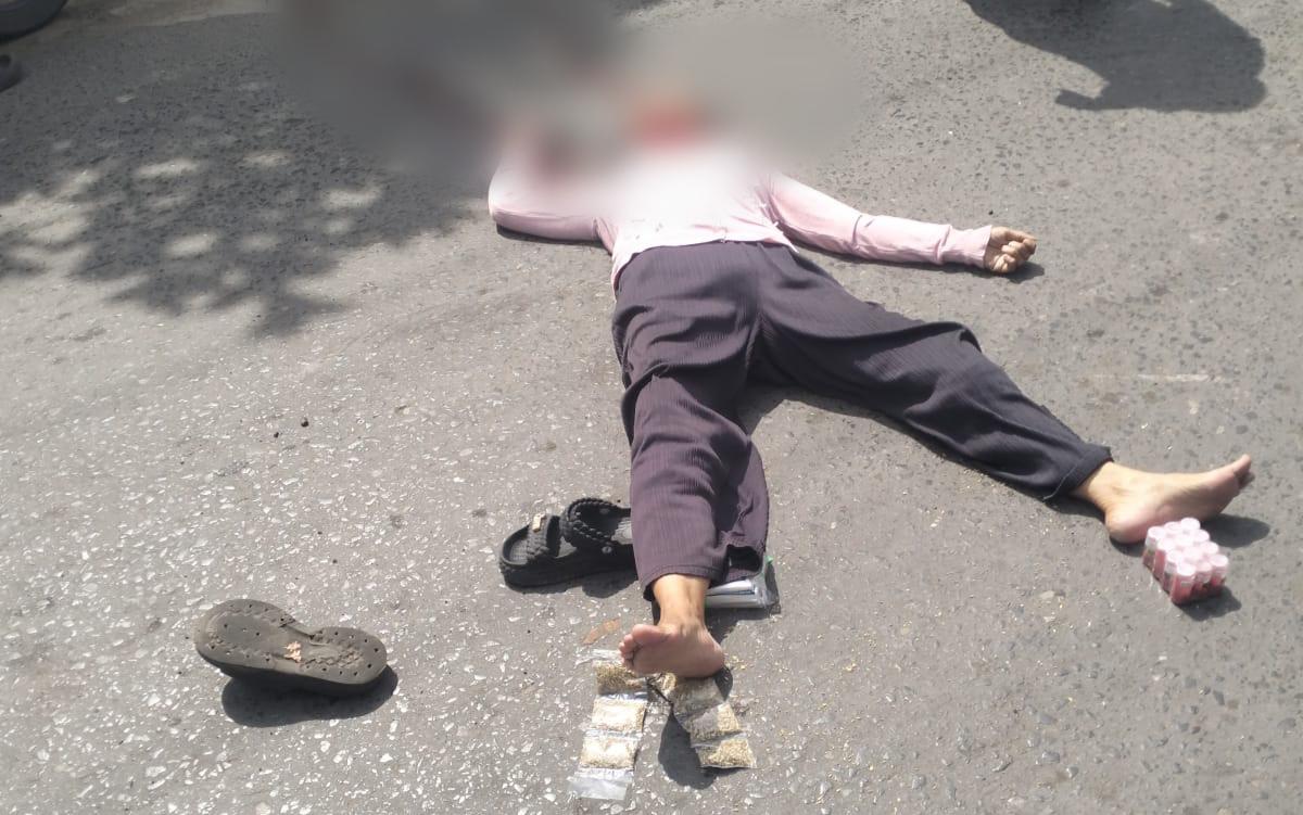 Doc. Korban terlihat tergeletak di badan jalan usai kecelakaan lalu lintas di simpang empat Sungai Andai, Banjarmasin Utara, Rabu (22/4/2026), sebelum proses evakuasi dilakukan oleh petugas.