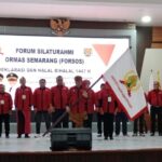 Doc. Pengurus dan perwakilan organisasi kemasyarakatan (ormas) serta lembaga swadaya masyarakat (LSM) berfoto bersama usai kegiatan deklarasi dan halal bihalal FORSOS di Kota Semarang, April 2026.