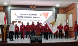 Doc. Pengurus dan perwakilan organisasi kemasyarakatan (ormas) serta lembaga swadaya masyarakat (LSM) berfoto bersama usai kegiatan deklarasi dan halal bihalal FORSOS di Kota Semarang, April 2026.