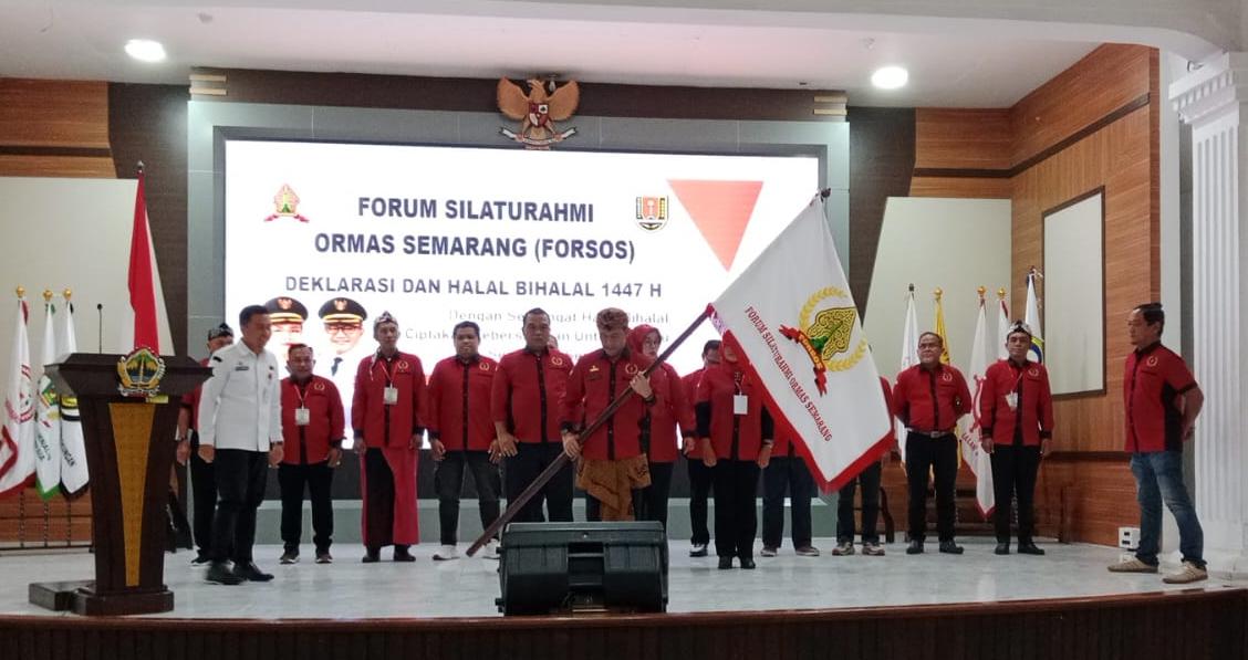Doc. Pengurus dan perwakilan organisasi kemasyarakatan (ormas) serta lembaga swadaya masyarakat (LSM) berfoto bersama usai kegiatan deklarasi dan halal bihalal FORSOS di Kota Semarang, April 2026.