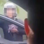 Doc. Tangkapan layar dari video yang direkam pengemudi menunjukkan salah satu aparat diduga mencoba membuka pintu kendaraan saat proses penghentian berlangsung di kawasan Jakarta Barat. Wajah aparat dalam gambar sengaja diburamkan (blur) sebagai bentuk perlindungan identitas serta untuk menjaga asas praduga tak bersalah, mengingat yang bersangkutan masih dalam proses pemeriksaan internal oleh pihak berwenang.